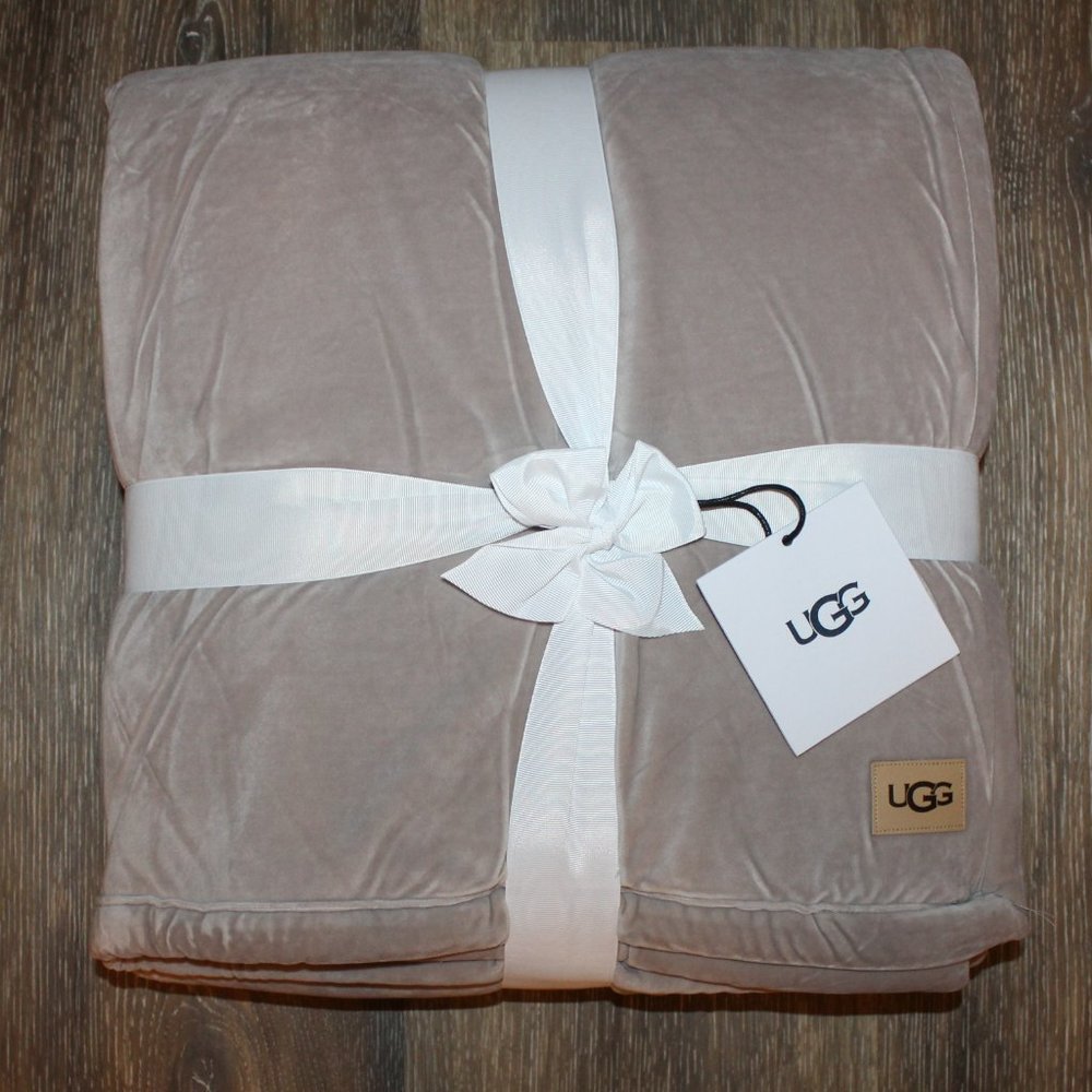 NWT UGG SHERPA 50 X 70 THROW OYSTER TAN